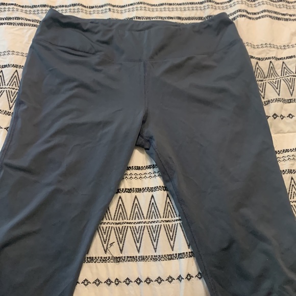 Under Armour gray capri length athletic leggings - Picture 2 of 2